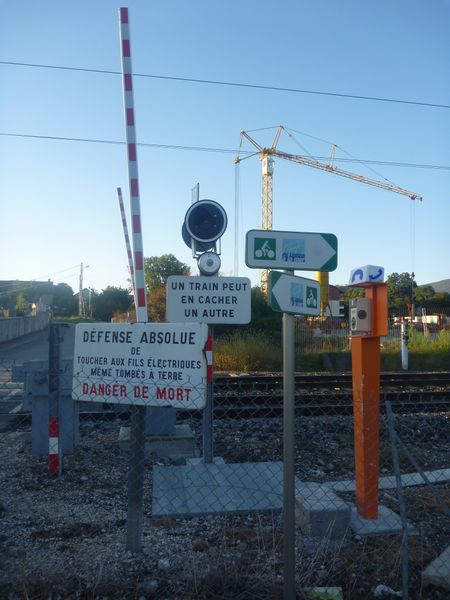 D&eacute;but du balisage de la Via-Rh&ocirc;na &agrave; Valleiry haute-savoie en 2010 parmi une foule de panneaux Sncf assez succulants