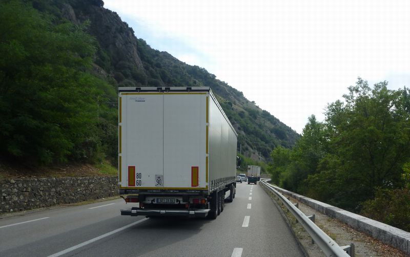 Sur la Via Rh&ocirc;na le long de la Rn 7 peu avant Tain l'Hermitage en 2010 : une bandelette cyclable permet d'avoir l'espoir de survivre