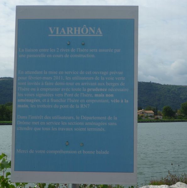 Ouf, le panneaux expliquant que le pont sur l'isere n'est pas encore op&eacute;rationnel est pos&eacute; enfin en amont de la Roche de Glun, suivre donc le village de la Roche de Glun to go to the Sud