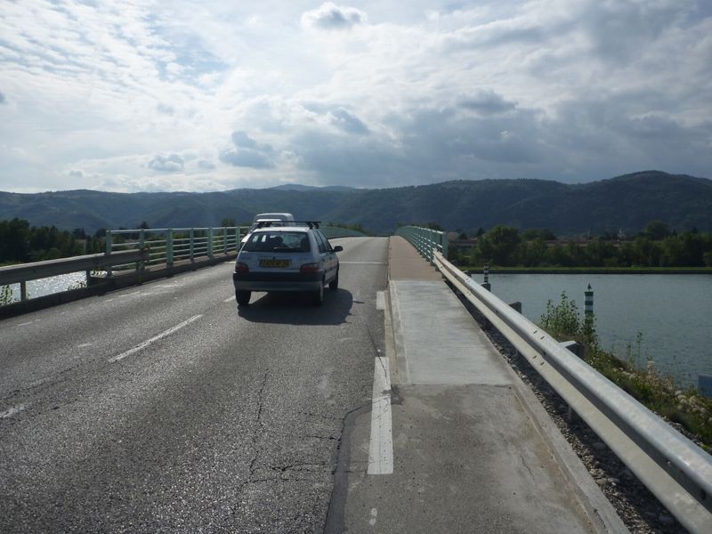 Pont sur le Rh&ocirc;ne a saint vallier : bonne id&eacute;e cette rampe pour cyclistes , auraient on enfin &eacute;cout&eacute; le glaude ?