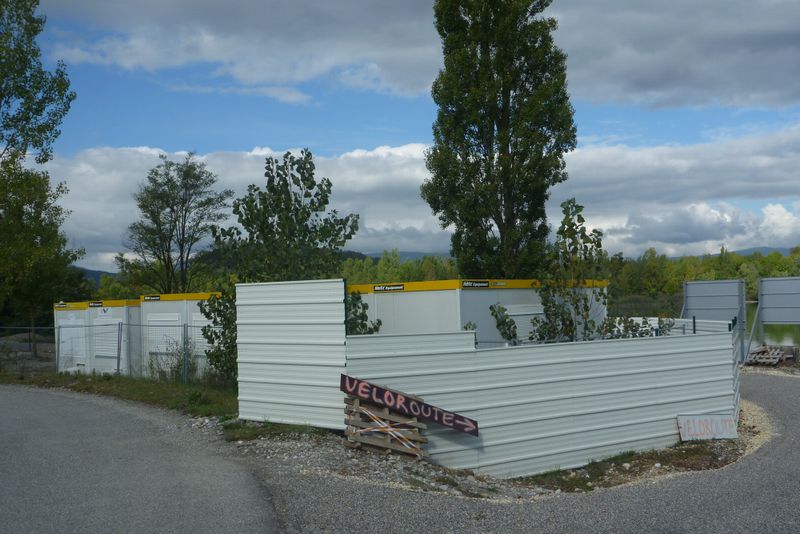 D&eacute;but de la via rh&ocirc;na &agrave; chanaz en 2010, heureusement que les gars du chantier ont balis&eacute;s, marre sans doute de voir des v&eacute;los sous les peletteuses