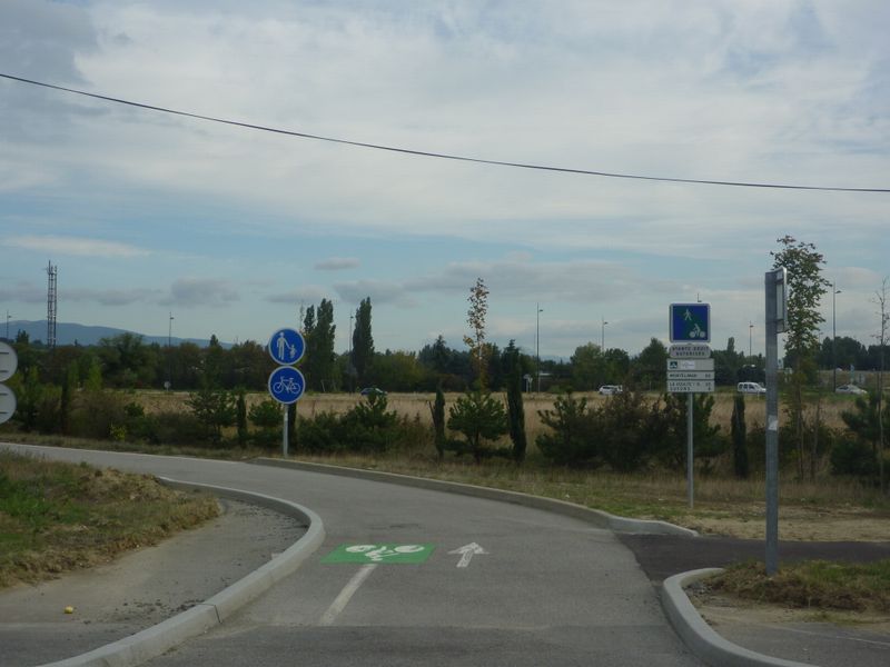 Carrefour du Pont des L&ocirc;nes, &agrave; droite pour p&eacute;ripater sur le pont