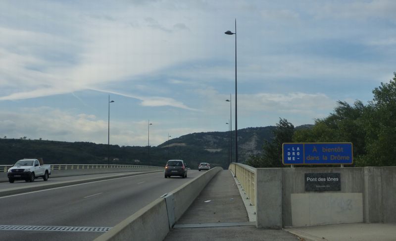 Le pont des L&ocirc;nes et sa passerelle cyclable et cyclistes au dessus du Rh&ocirc;ne au sud de valence en 2010