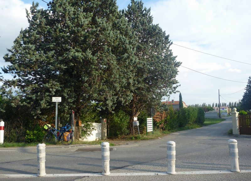 Quittons vite fait cette ex RN 86 pour cette voie parall&eacute;le menant &agrave; Soyons