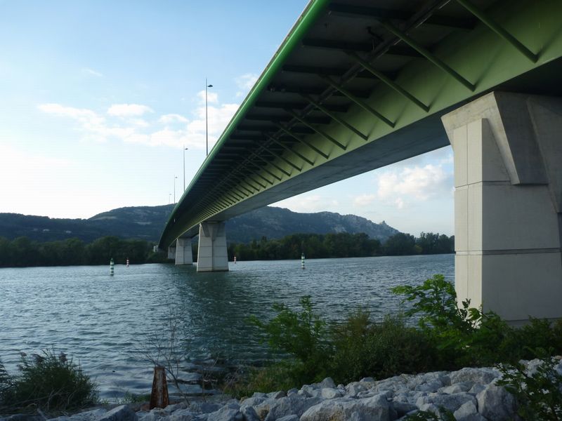 Le fameux pont des L&ocirc;nes au dessus du Rh&ocirc;ne en 2010, vu de dessous