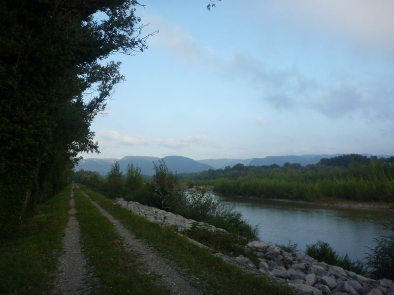 Les berges de la Dr&ocirc;me en vue des montagnes de l'ard&egrave;che , en 2010 : Ca roule bien ma poule