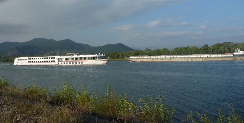Quand un b&acirc;teau de plaisance croise une barge sur le Rh&ocirc;ne en 2010 au Pouzin