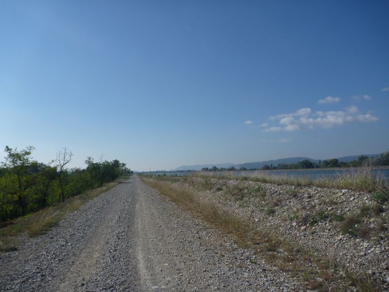 Les berges entre le Pouzin et Mont&eacute;limar sont caillouteuses mais cyclables en 2010