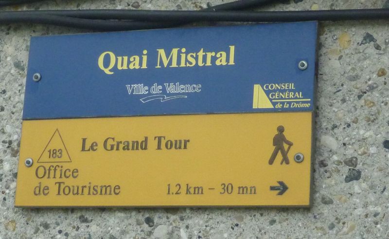 En fait la viarhona emprunte le Balisage pedestre le long du rh&ocirc;ne entre les deux ponts