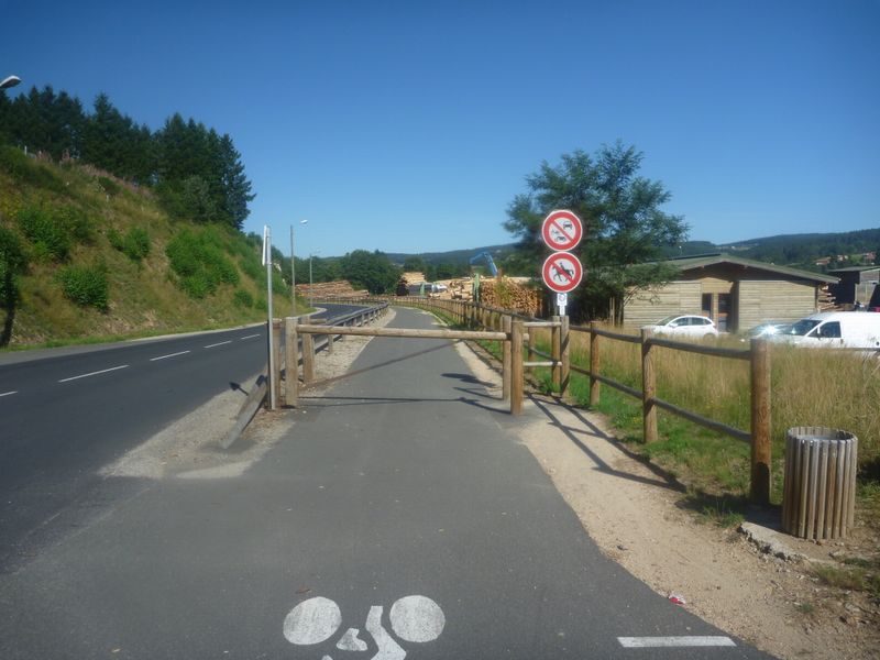Piste cyclable de Dunieres Riotord , jolie mais un peu trop barrier&eacute;e, c'est slalom en Auvergne