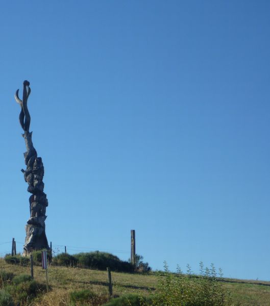 Dr&ocirc;le de figure sur le haut de Saugues