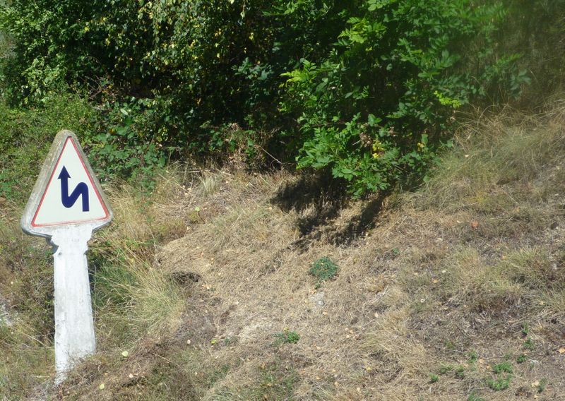 Les routes de la lozere sont assez tortueuses, comme l'indique cette balise des ann&eacute;es 1950