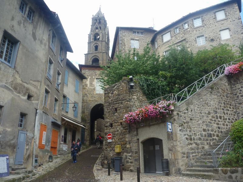 La mont&eacute;e &agrave; la cath&eacute;drale du Puy en Velay est pav&eacute;e de bonnes intentions..
