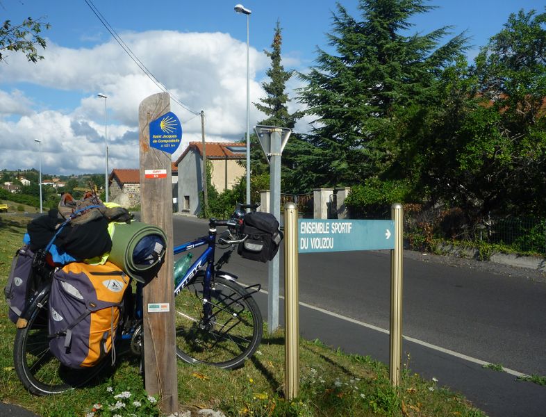 Le chemin de compostelle &agrave; la sortie de Puy apr&egrave;s une belle su&eacute;e dans la ville