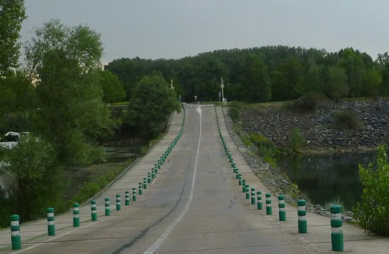 Le Gu&eacute; a Jonage marque le d&eacute;but de la piste cyclable vers Lyon, la fameuse Via Rhona