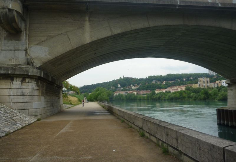 Ouf Lyon vu de la via rh&ocirc;na et le paradoxe c'est que l'on nous parle de la via rh&ocirc;na sauf &agrave; Lyon