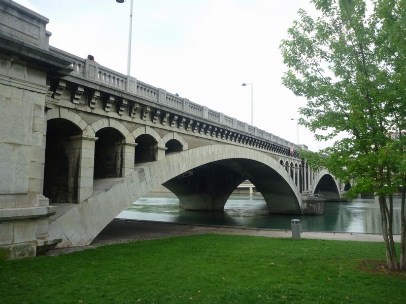 Pont de .. sur les quais &agrave; Lyon, la via rh&ouml;na continue