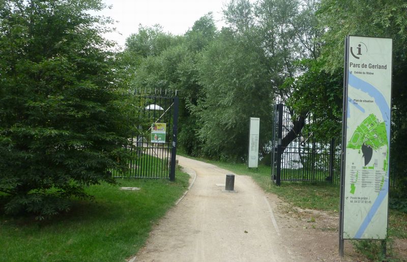 La via rh&ocirc;na arrive sans crier gare devant les grilles du parc de Gerland ..