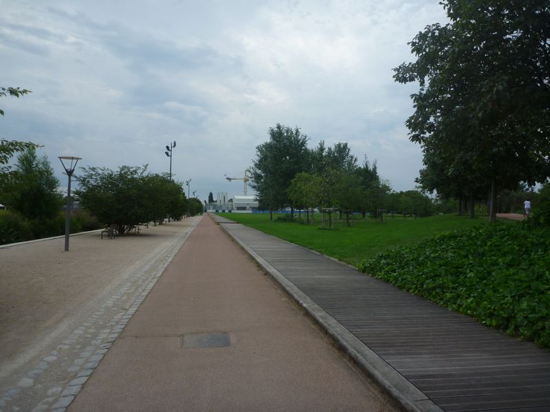 Le parc de Gerland, .. interdit aux v&eacute;los..