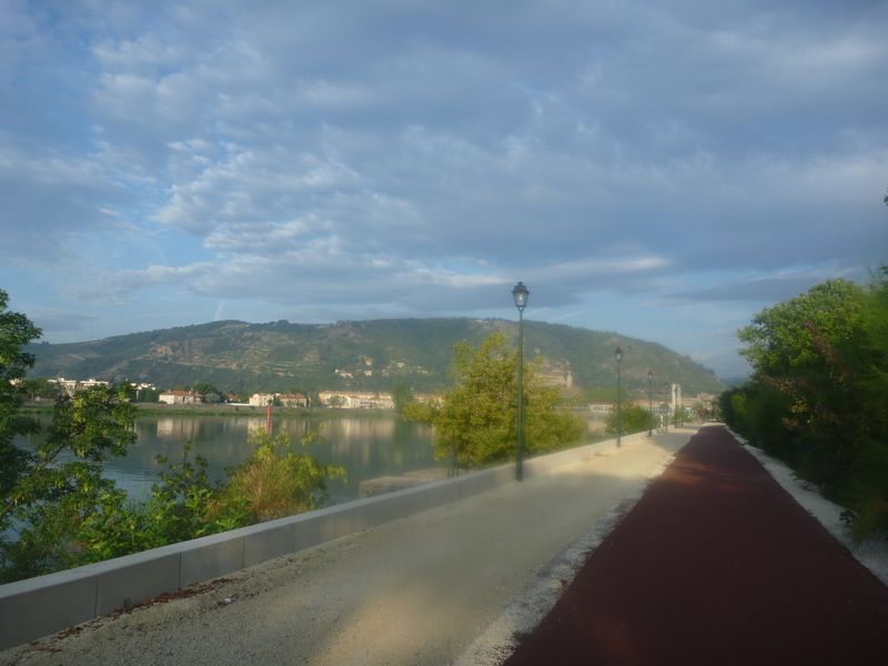 La via rhona &agrave; Tain l'hermitage : belle piste, mais je n'ose m&ecirc;me pas imaginer le bordel couvr&eacute; qui va y regnier le dimanche apres-midi