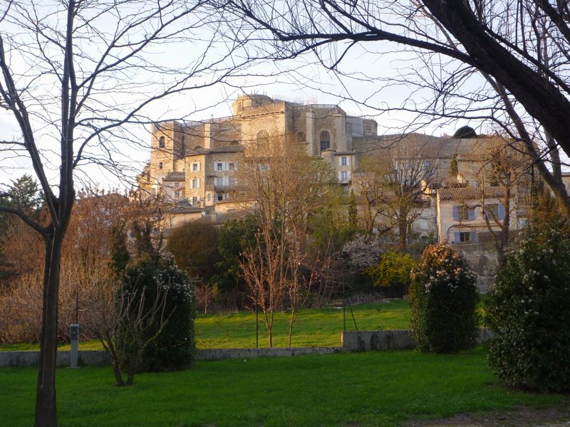 Le ch&acirc;teau de Grignan un soir d'avril 2010 &agrave; la tomb&eacute;e de la nuit, vue du camping municipal