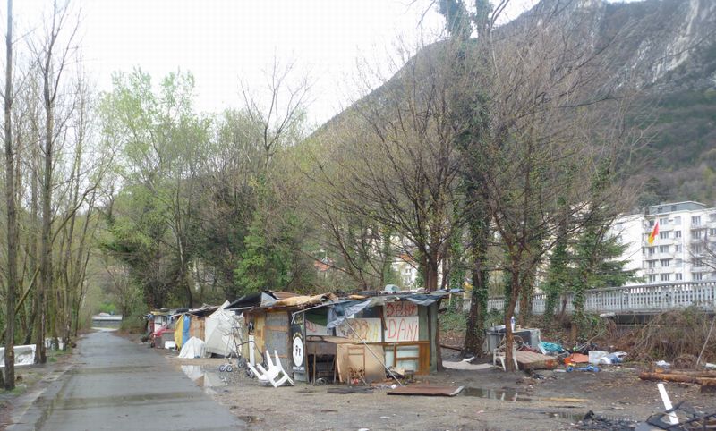 Savez vous ou est prise en 2010 cette photo ? : A Grenoble à 20 m du CIC sur la piste dite voie verte de Grenoble à Valence : Vous qui passez sans me voir .. Savez vous ou est prise en 2010 cette photo ? : A Grenoble à 20 m du CIC sur la piste dite voie verte de Grenoble à Valence : Vous qui passez sans me voir ..