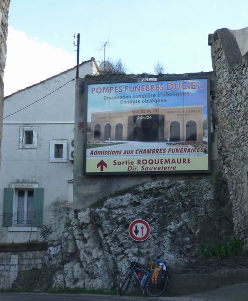 Situ&eacute; &agrave; Roquemaure peu avant un carrefour dangereux, le panneau pompes fun&egrave;bres Duciel : cela ne s'invente pas ..