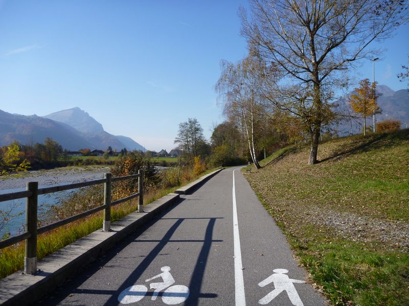 Piste cyclable le long de l'Arve entre Cluses et Marignier en .. 2011