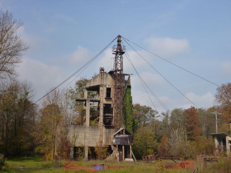 Reste d'une industrie gravi&egrave;re en vall&eacute;e d'Arve..