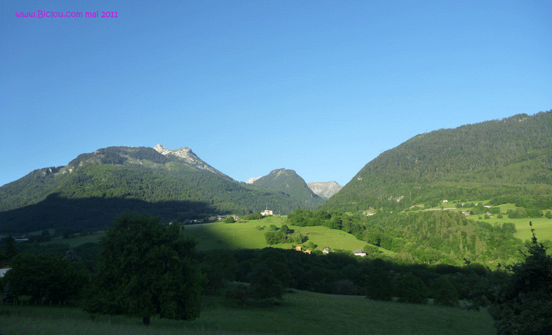 Le village et l'&eacute;gise de Seythenex pos&eacute;s devant la sambuy en mai 2011