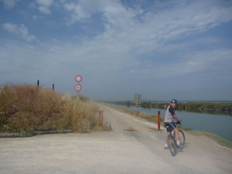 Cyclotouriste rencontr&eacute;s au long du canal de S&eacute;te &agrave; Arles en mai 2011
