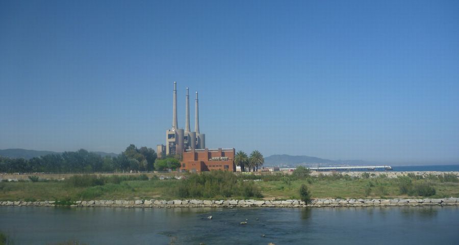 Centrale &eacute;l&eacute;ctrique thermique de Badalona peu avant Barcelone en 2011