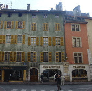 Les fa&ccedil;ades des immeubles des  rues de la vielle ville d'Annecy en 2011