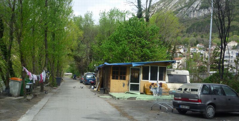 Bidonville de la piste cyclable &agrave; Grenoble en 2011