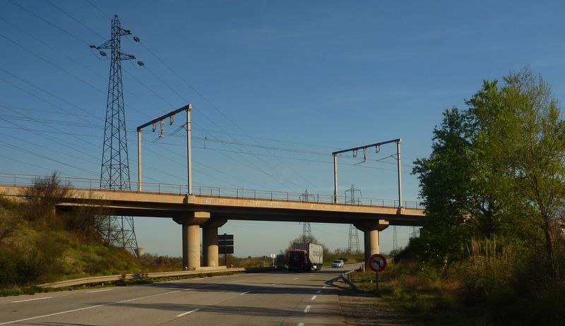 Passage sous pont tr&egrave;s dangereux pour les v&eacute;los sur la D 268 en Camargue