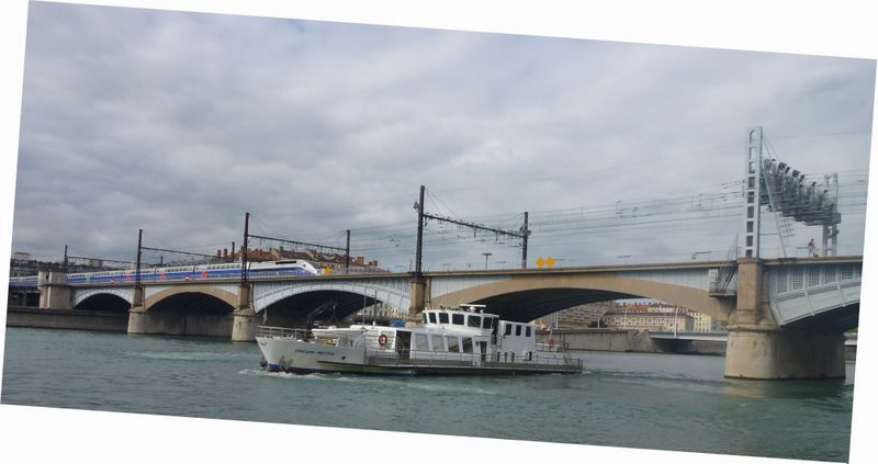 Le Tgv croisant les navires vu de la Viarhôna à Lyon en 2011