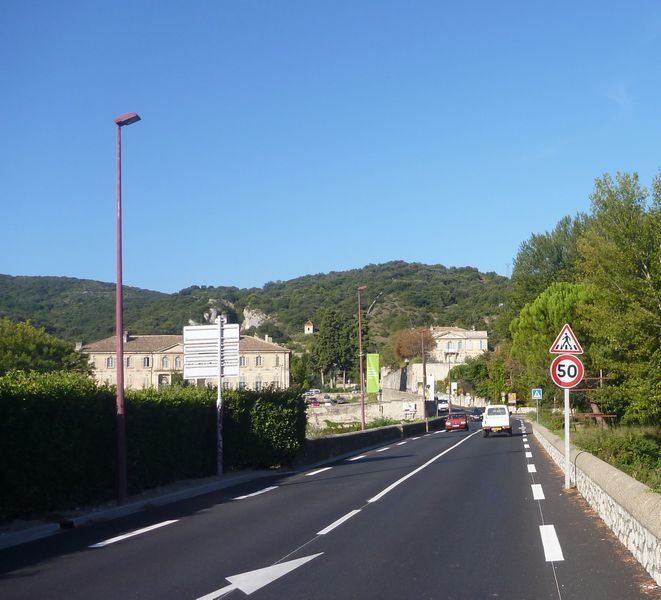 Belle petite surlageur rassurante à Viviers ardèche en 2011 , mas que fout donc ce poteau ici ?