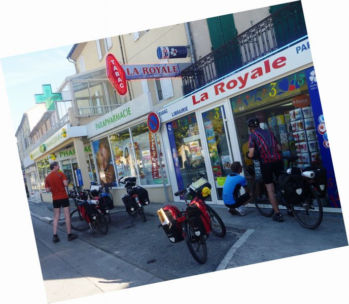 Un groupe de cyclotouristes allemands en extase devant La Royale &agrave; Roquemaure en 2011