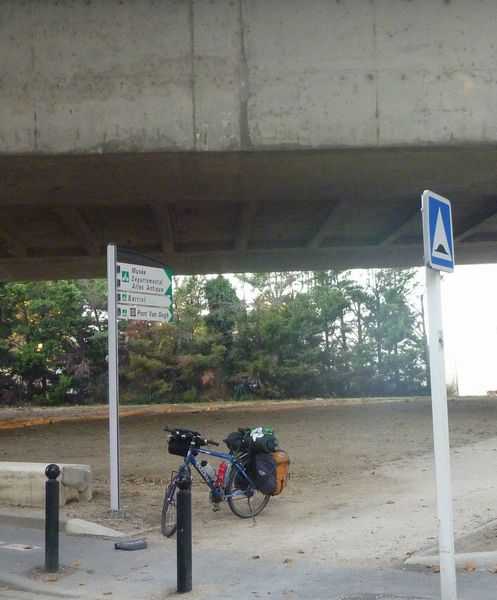 Ouf : Panneau voie cyclable vers Le pont Van gogh et la piste cyclable sous le pont de la RN 113 à Arles