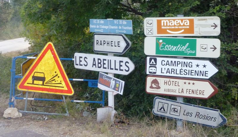Le cheminement cyclable entre Arles et mas thibert, côté Crau n'est pas évident malgré une pléthore de pancartes