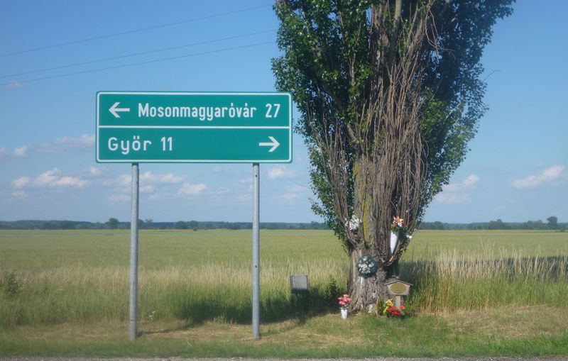 Hommage &agrave; une personne d&eacute;c&eacute;d&eacute;e sur la route &agrave; Gyor