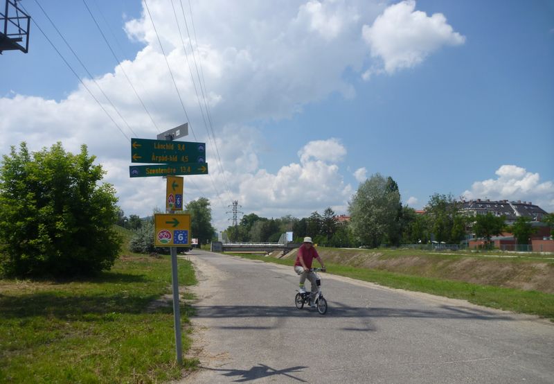 Le balisage Eurov�lo six est bien pr�sent dans les faubourgs de Budapest en 2012