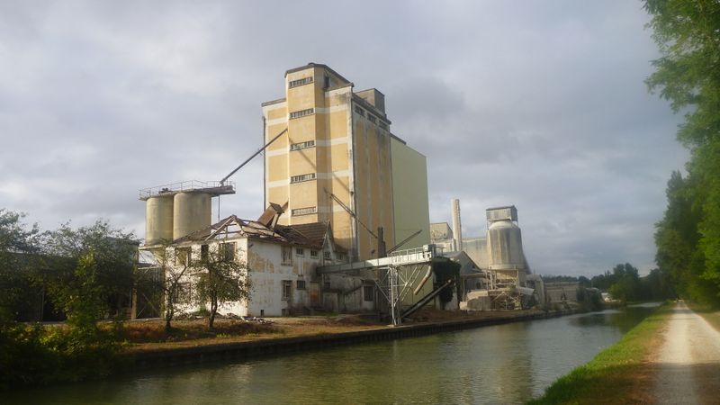 Ensemble usine de stockage en silo au bord du Loing en 2012