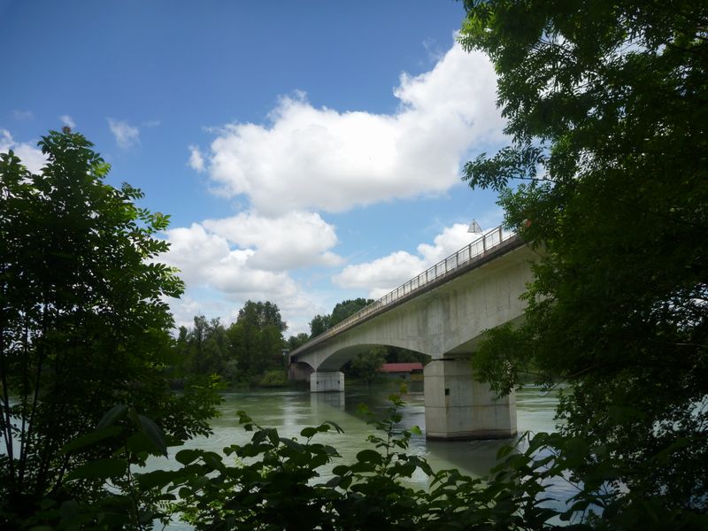 Pont routier à Jons, sur le canal de Jonage, du Rhône