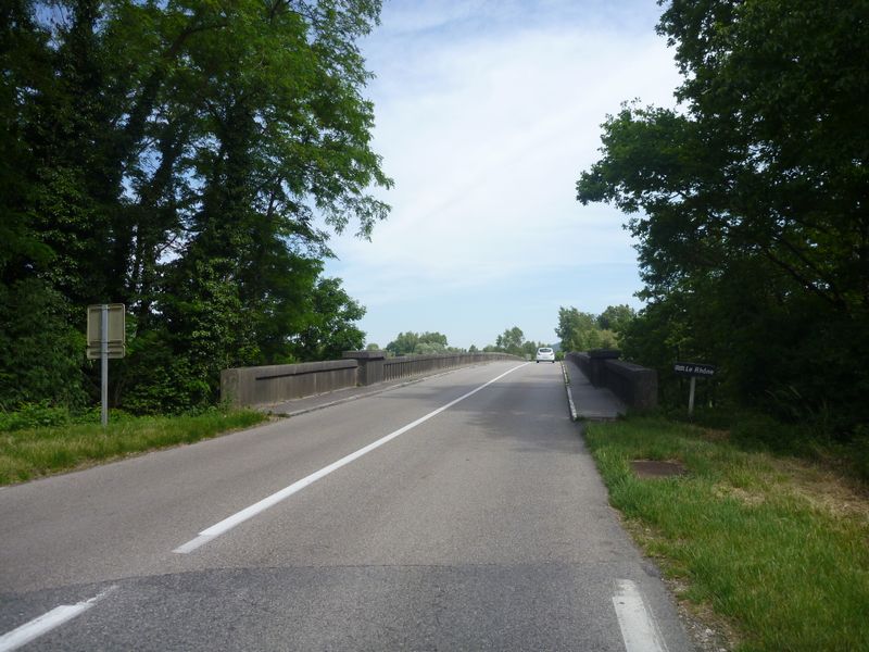 D 1075 en Nord Isère ; place Y a t il pas pour surlageurs dites cyclables ?
