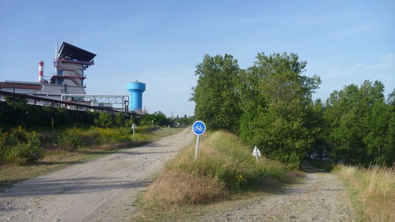 Panneau inutile, dangereux et mal positionné sur bande cyclable ; à Grigny