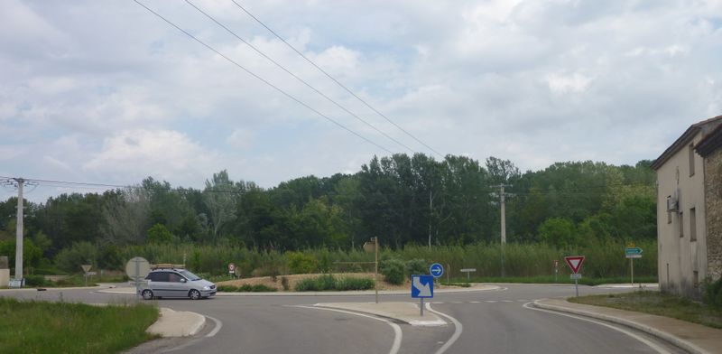 Giratoire D 264 - D 896 L, de MontFrin (Gard) , (en 2015) point de repère voie verte située à 500 m