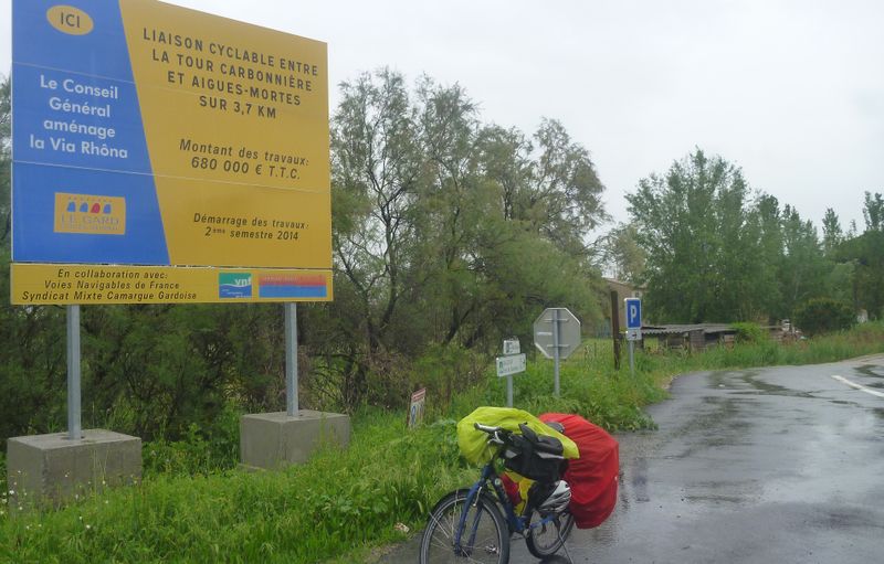 Fanette s'extasie devant le panneau : Travaux ; ViaRhôna, vu à la Tour Carbonnière en 2015