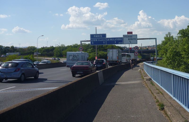a bicyclette sur le pont autoroutier Lyon sud A7 en 2015 a bicyclette sur le pont autoroutier Lyon sud A7 en 2015