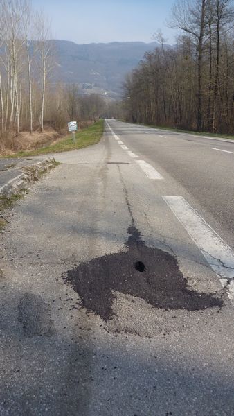 Joli trou très mal en bouché .. par les services sur la D 904 en Chautagne : en 2015